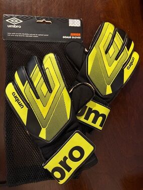 Umbro Neon Yellow and Black Junior Goalkeeper Gloves size medium
